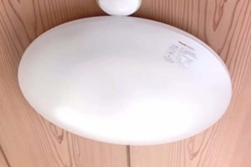 【築35年アパートDIY】ライトを交換して明るくおしゃれなお部屋に大変身　「ライト、かわいいです！」