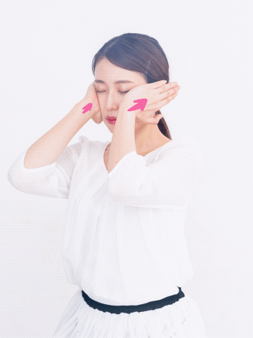 ※両ひじを机やデスクにつけて行うと、弱い力でもラクに行えます。（撮影：片桐圭）