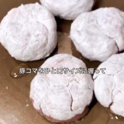 【のっけ弁当】サツマイモと豚こまボールの甘酢炒めをご飯の上に乗せたお弁当がボリューム満点！たくさんの副菜を綺麗に詰めていく様子にも注目