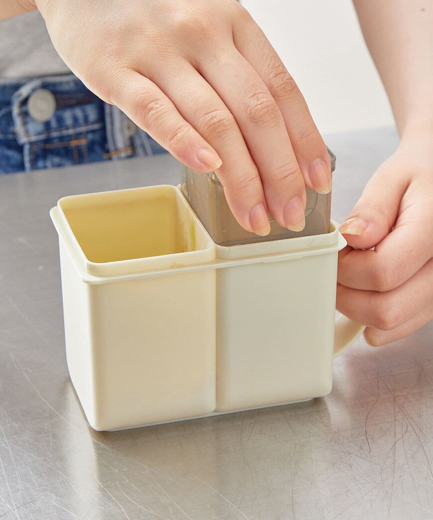 出所：3COINS公式　《レンジで簡単》仕切り付きだし巻きメーカー／KITINTO