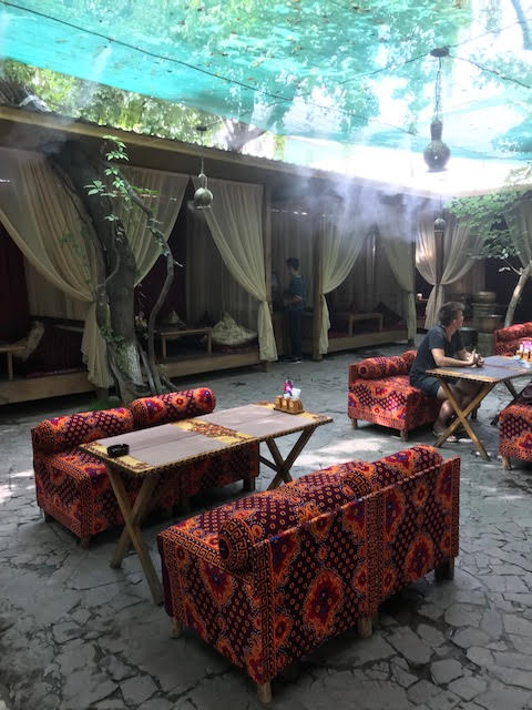 中央アジアらしいティールーム（筆者撮影、以下同）