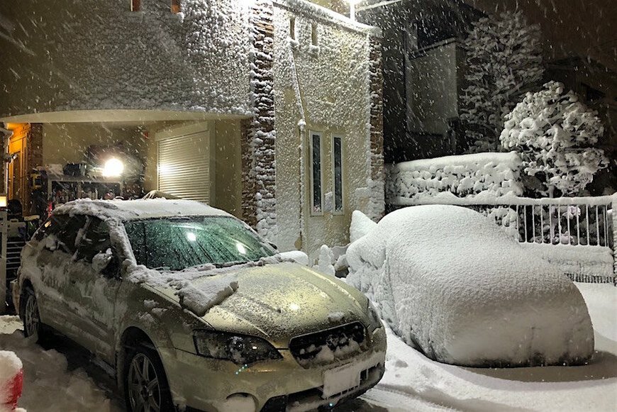 大雪のたびに心が痛む、路肩に乗り捨てられたクルマたち