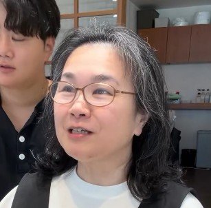 「過去にかけたパーマを生かして」と希望した女性が、カットとカラーで白髪も目立たない“若々しいショートボブ”にスタイルチェンジ