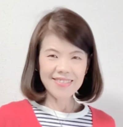 【60代マダム】が〈20年前のH&Mの赤ロングカーディガン〉をおしゃれに着こなす「素敵です」「とってもお似合いです」の声