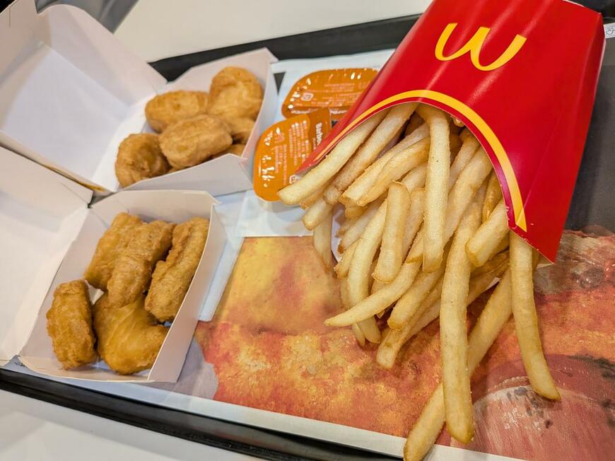 揚げたてサクサクのポテトとチキンナゲット