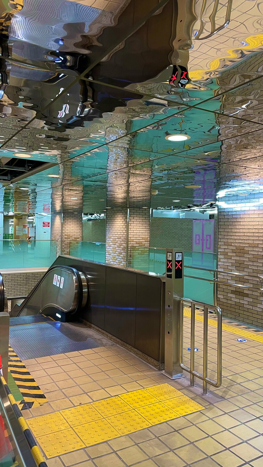 改装された名城公園駅の鏡面仕上げの天井