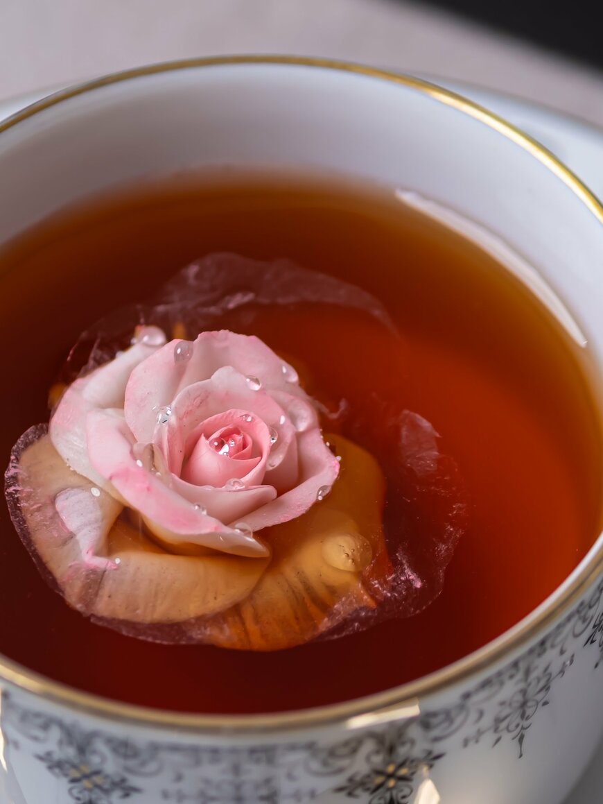 紅茶に浮かんだ砂糖細工の薔薇