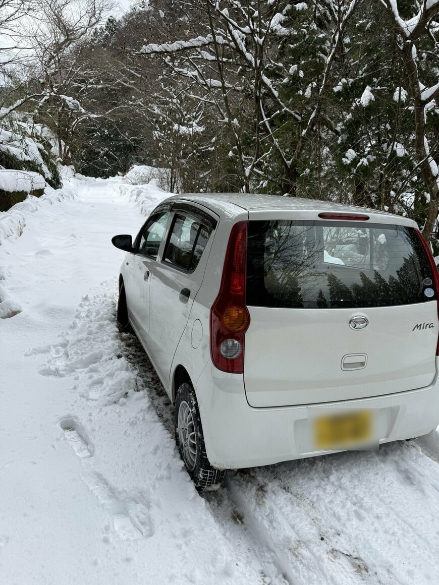 雪道でスタックした車