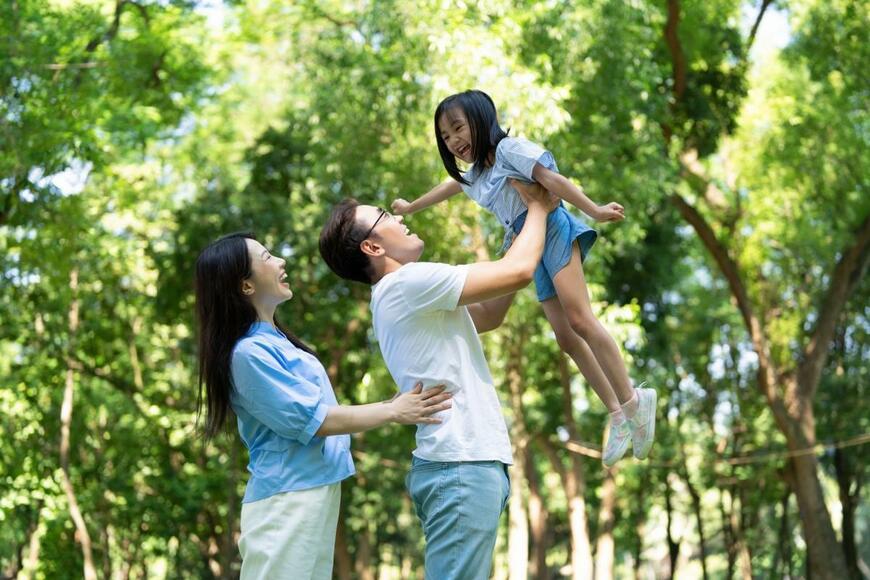 高い高いをする家族