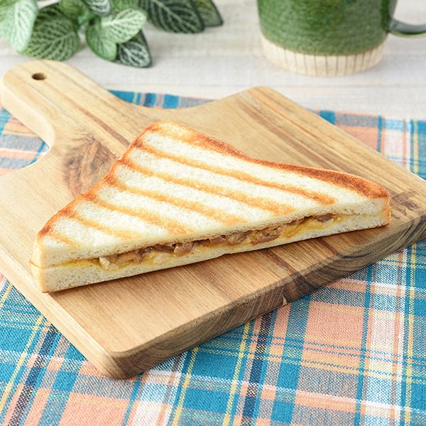 ファミリーマートの新商品：ホットサンド（てりやきチキン&たまご）