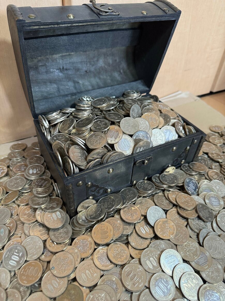 宝箱からあふれ出す500円玉