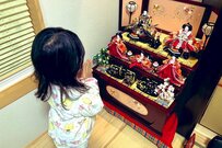 雛人形に手を合わせるする4歳児　あまりにもストイックすぎる「願いごと」に思わず笑ってしまう