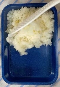 【同棲中の彼に作る弁当】肉も野菜もたっぷり！お弁当箱にお行儀よく並んだ〈とり天風弁当〉が話題