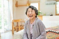 【高齢者の平均的な所得】年約315万円「仕事による収入」と「公的年金収入」はいくらか？生活「苦しい」約5割・「普通」約4割に