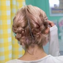 【3分で完成】ボブを華やかに見せる！三つ編みを折りたたむヘアアレンジで作る「ツイン風まとめ髪」