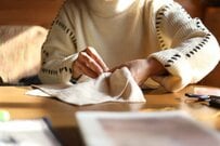 子供が使っている「習い事バッグ」をよく見てみると…　渋いデザインに「すべてのバランスが絶妙」「知性溢れる素敵なセンス」