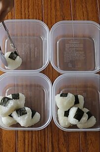 【タッパー弁当】ミニおにぎりをたくさんと人気おかずがおいしそう！見た目も「可愛い」の声が続々！