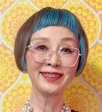 【63歳マダム】フリルTシャツ×ワイドデニムの着こなしがおしゃれ！個性的なパールのハーネスがアクセント「可愛い！」の声