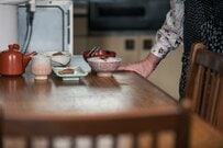 65歳以上「おひとりさま世帯」が31.7％…無職世帯の収支状況と貯蓄額はいくら？