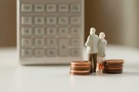 【後期高齢者】マイナ保険証を使わない派「紙の保険証廃止後」はどう受診する?「資格確認書」の交付ルールは85歳以上と84歳以下で異なります