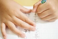 「小2の宿題」に出た問題に困惑…　大人でも迷ってしまいそうな内容に「難問すぎます」