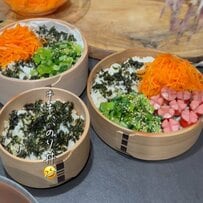 家族3人分の【のっけ弁当】にんじんナムル・小松菜ナムル・赤ウインナー…が詰まった「彩り豊かな焼肉弁当」が美味しそう！