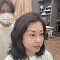 縮毛矯正から8ヶ月。髪を何とかしたい女性がアップデート！洗練された姿に「想像以上」と満足の笑顔