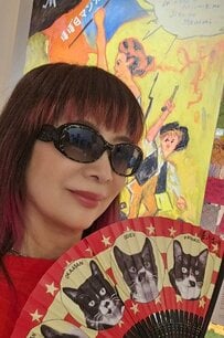 【69歳マダム】赤トップス×腰巻きスカーフの「アートコーデ」がおしゃれ！レトロポップなポスター展に映える着こなしに「かっこいい」「絵になりますね」の声