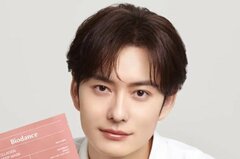 「そんな顔で見られたら」岡田将生 彼氏感あふれる“メロ”写真にフォロワー反応「破壊力…！」「顔面つよ」近距離ショットも