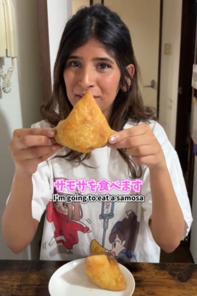 サモサを食べる@indogo_channelのシワニさん