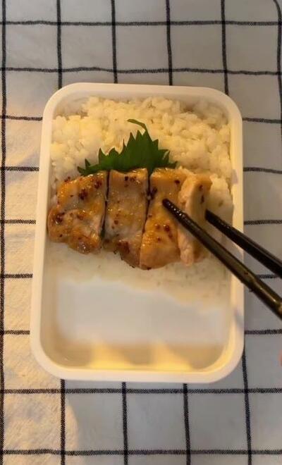 緑の葉の上に並べられていくポークソテー