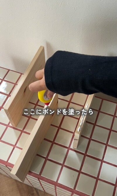 板の接着面にボンドを塗っている様子。