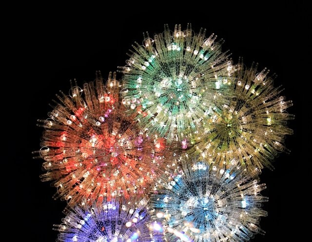 夜空に煌めく花火の意外な正体とは？色鮮やかな写真のカラクリに「消えないところが一番」「心和む」との声