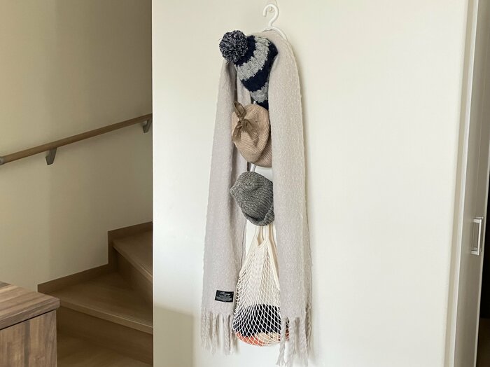 玄関の近くにぶらさげると、出かける時に小物をサッと身に着けられる