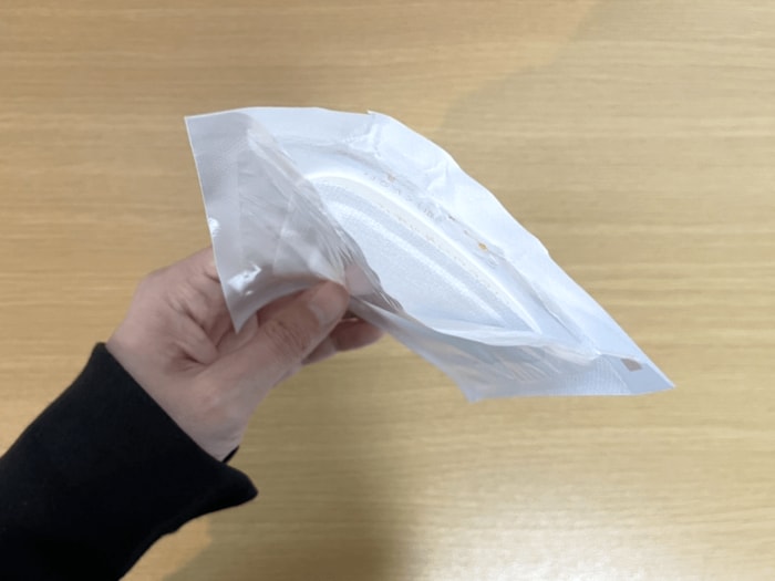 透明のフィルム部分を引っ張ると袋が開きます