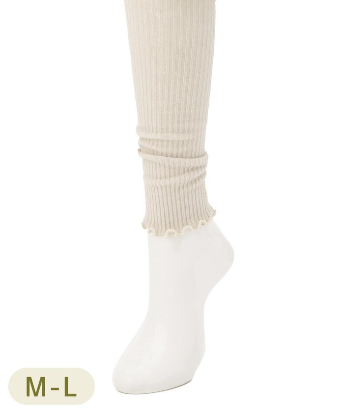 裾のメロウフリルがコーディネートのアクセントに