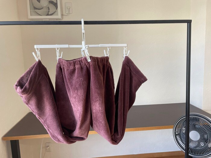 裾だけ湿っているときは、ボトムの裾を留めて干してみましょう