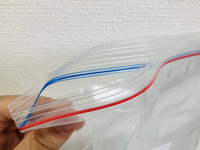 ぴったり閉まっていない場合は赤と青の2色が見える仕組み