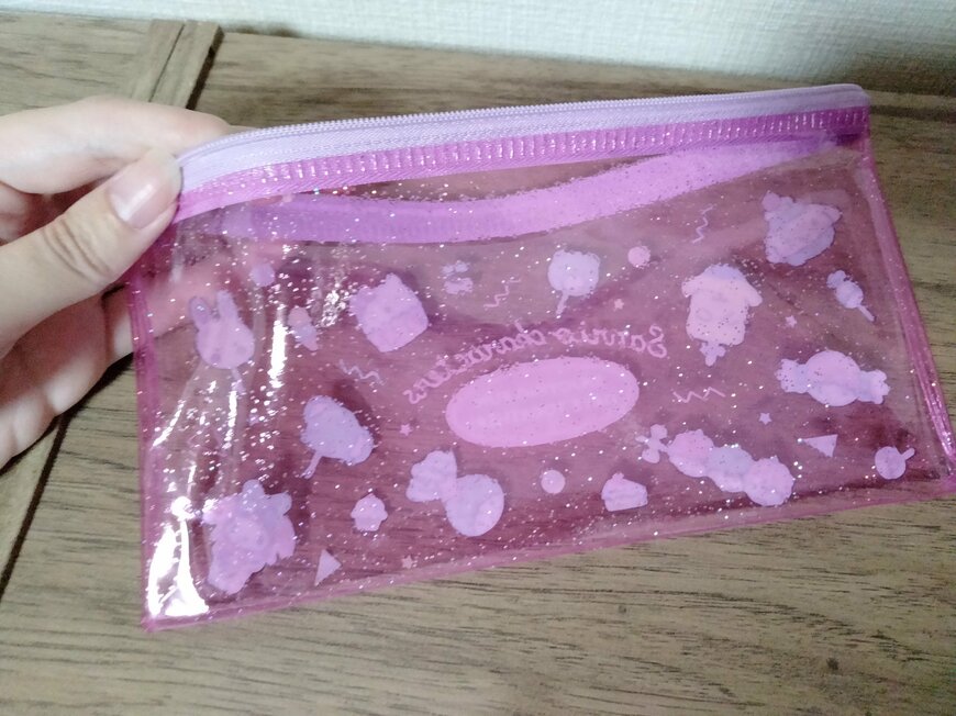 筆者撮影（セリア、32634ラメポーチM/X ファンシー）