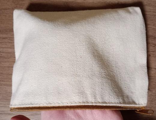 筆者撮影（キャンドゥ、KAIJU 刺繍ポーチ ブースカ）