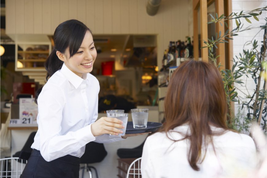 女性の給仕従事者の給料はどのくらいか