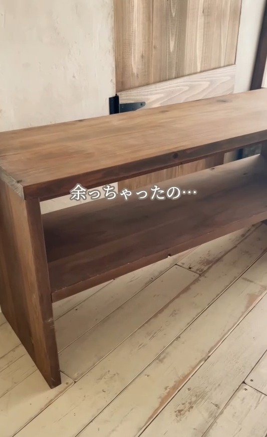 テレビを手放した後、行き場をなくしてしまった棚。まだ高さもキャスターも変えていない状態