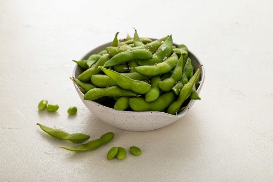 食卓に並んだ「枝豆」をふと見ると…　発見した不気味な顔に「ちょっと怖い」「シュガーカットの顔」