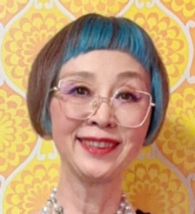 【63歳マダム】フリルTシャツ×ワイドデニムの着こなしがおしゃれ！個性的なパールのハーネスがアクセント「可愛い！」の声