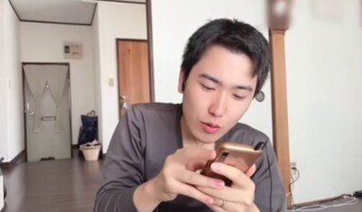 【33歳差カップル】58歳彼女の前で25歳彼氏が熱唱　まさかの選曲にホッコリ