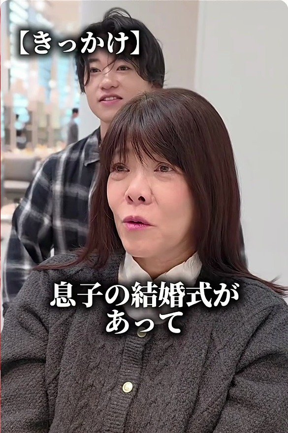 「息子の結婚式があって」と来店した女性が、カットで前髪を流すショートボブにスタイルチェンジ