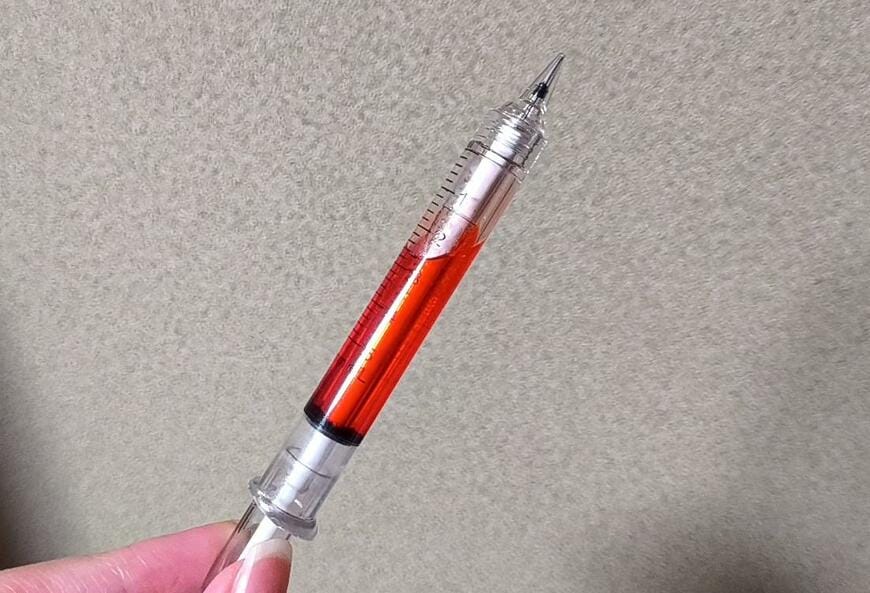 筆者撮影（キャンドゥ、注射器型シャープペンシル）