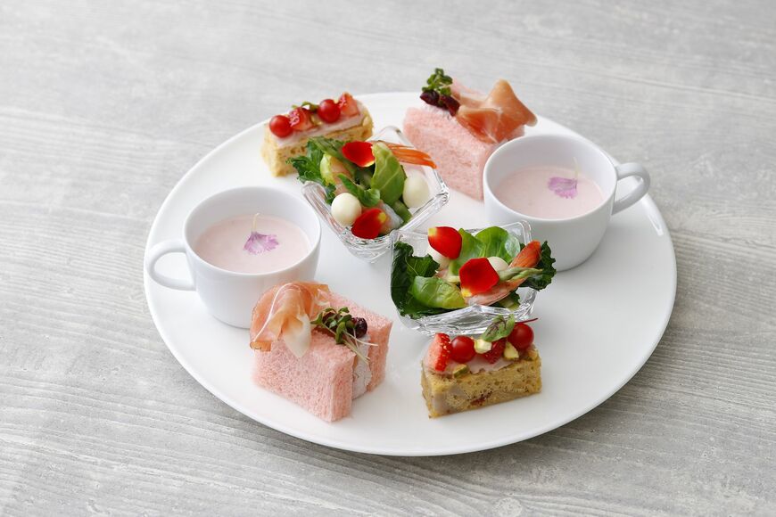 出所：森トラスト・ホテルズ＆リゾーツ株式会社「東京マリオットホテル　旬のいちご「紅ほっぺ」とピスタチオの出会いに、心ときめく春のティータイム「Strawberry & Pistachio Afternoon Tea」を発売」（2024年1月15日）PR TIMES