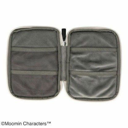 ニトリ公式ムーミン マルチケース(ムスッとフェイス)（中）