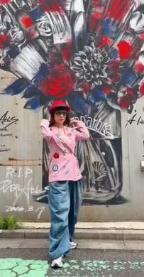 【69歳マダム】恵比寿で映える大人の「カラフルコーデ」が素敵！赤ハットが主役の遊び心ある着こなしに「かっこよすぎ」「憧れる」の声